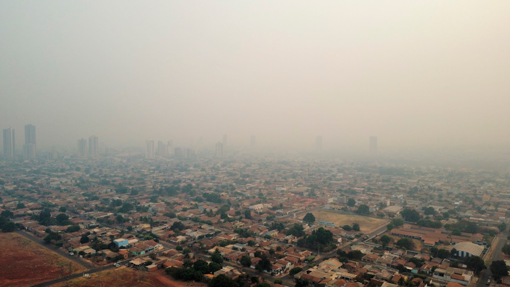 Rondonópolis encoberta pela fumaça: Seca e queimadas agravam problemas de saúde