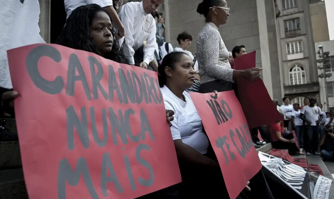 Justiça de SP extingue penas de policiais pelo massacre do Carandiru