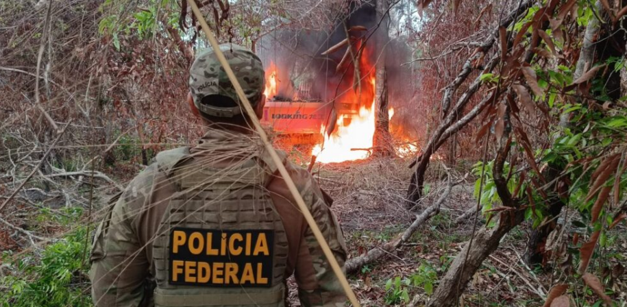 Operação contra crimes ambientais destrói 11 escavadeiras em terra indígena no MT; dois presos