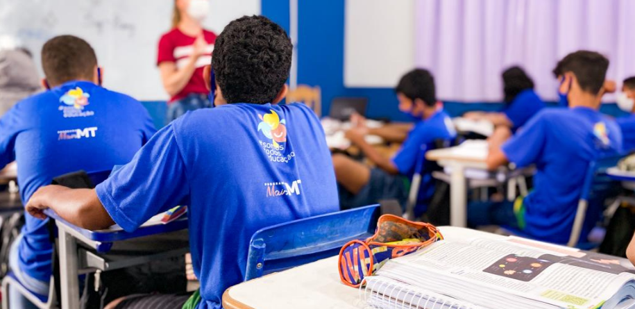 Avança projeto do governo de Mato Grosso para proibir celulares em salas de aula