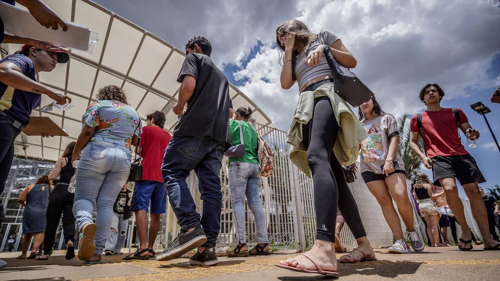 4,3 milhões de estudantes fazem o Enem 2024 neste domingo; saiba mais