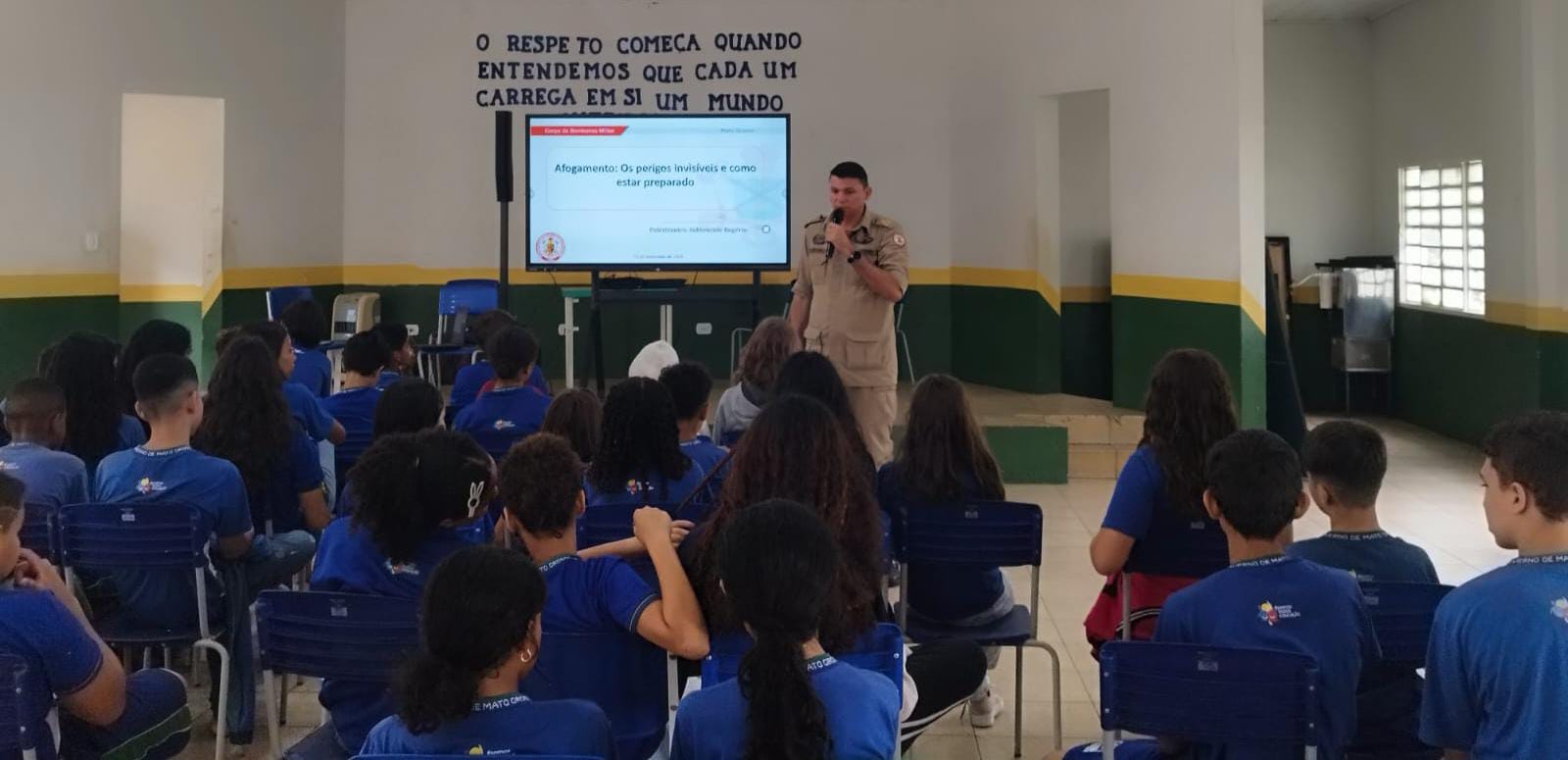 Bombeiros ministram palestra sobre prevenção de afogamento para alunos de escola estadual