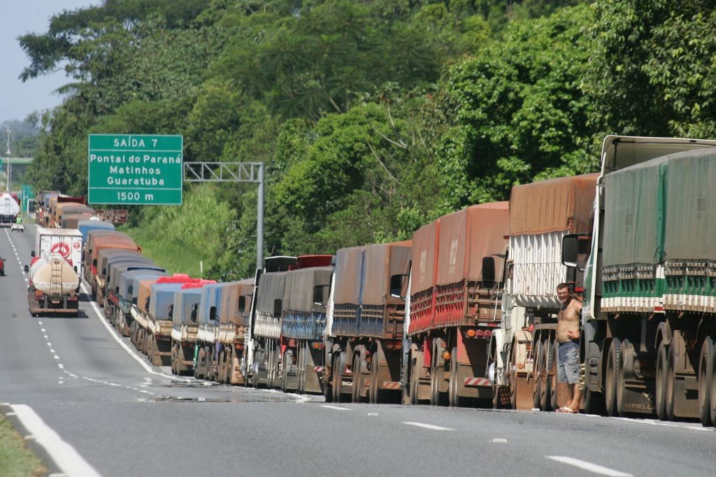 96% da produção de grãos é transportada por caminhões