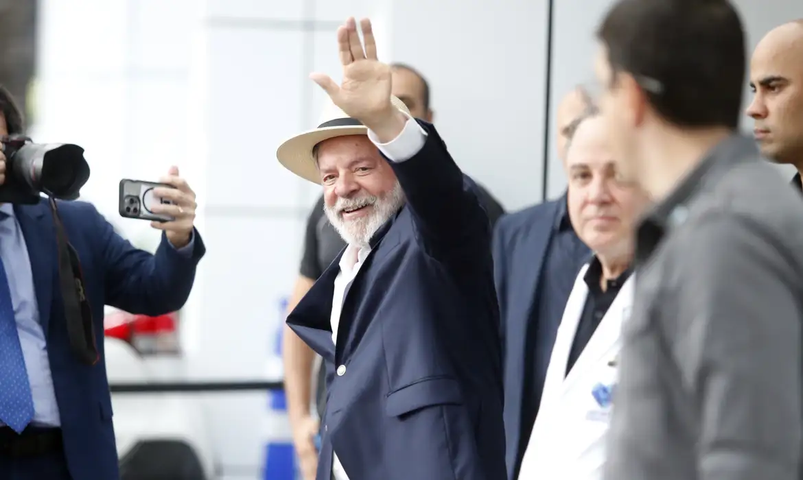 Após alta hospitalar, Lula diz que está tranquilo e vai se cuidar