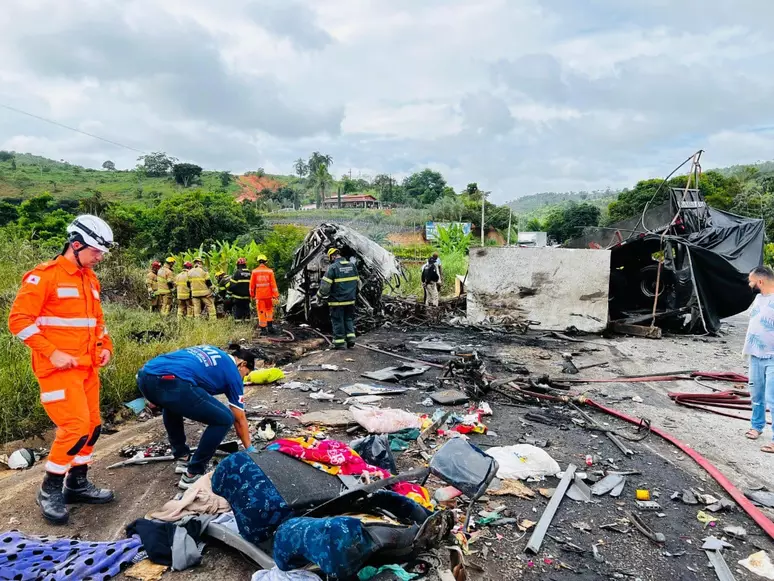 Acidente entre três veículos deixa 22 mortos em rodovia de MG