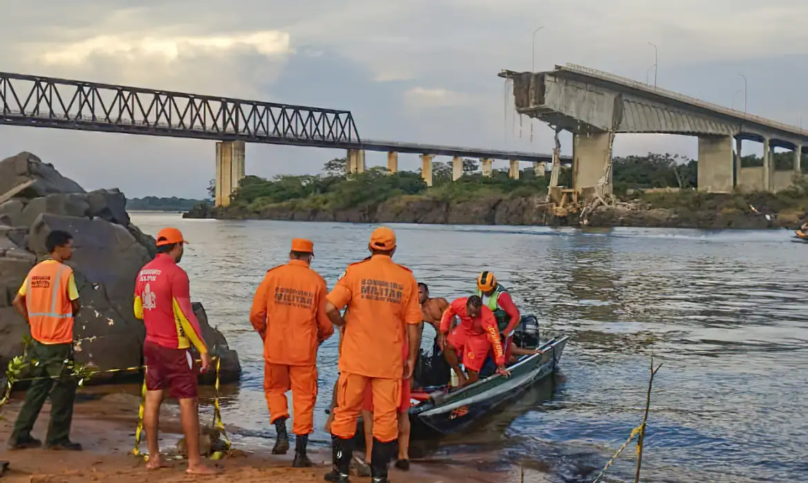 Chega a oito o número de mortes confirmadas após queda de ponte