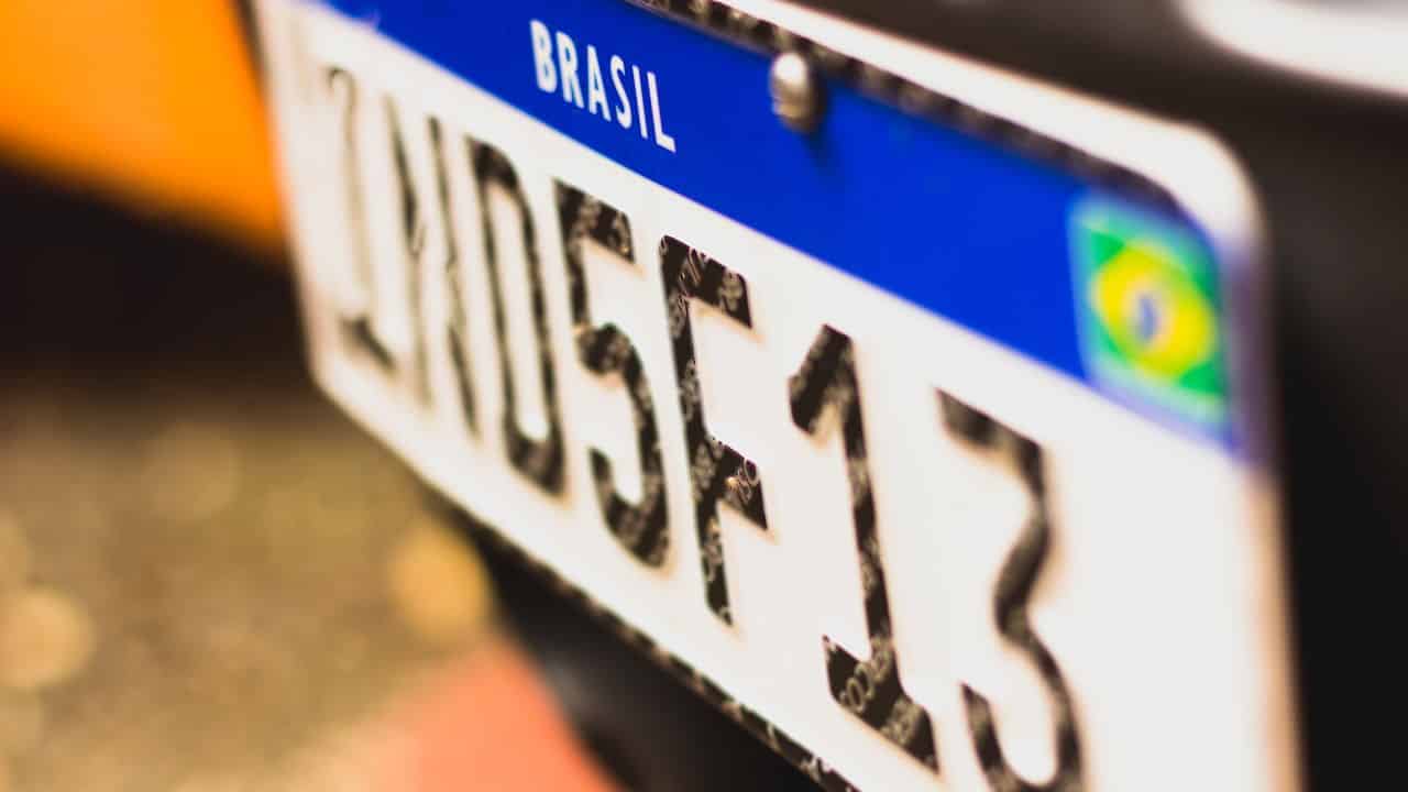 Adeque seu veículo à nova lei: A troca de placas Mercosul em 2025