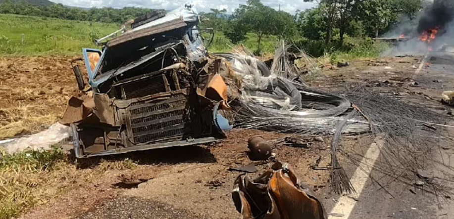 Dois motoristas morrem em grave acidente envolvendo carretas em MT