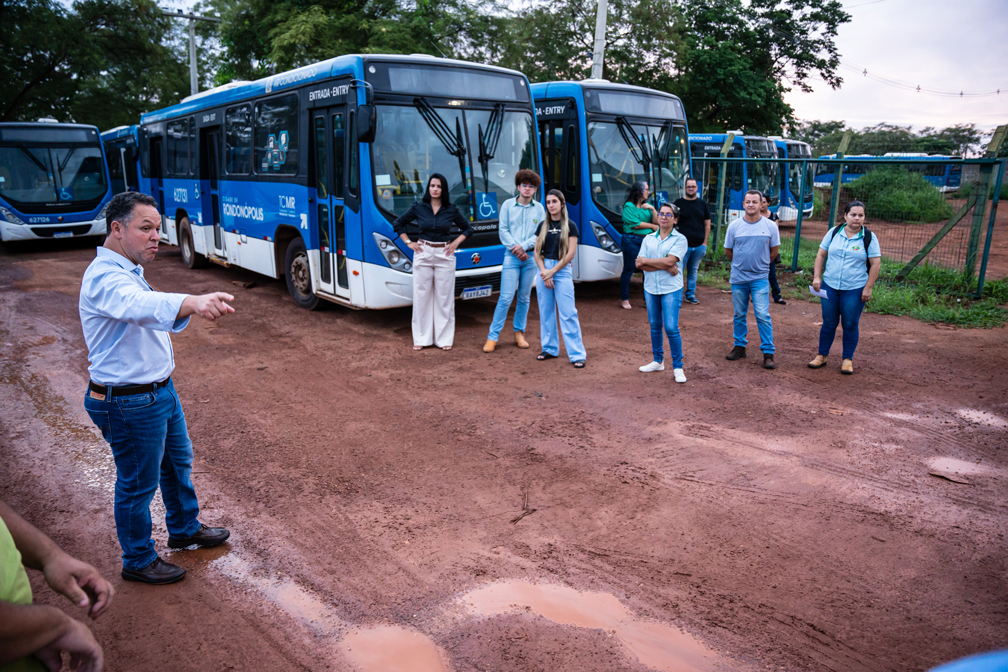 Prefeito conhece estrutura do transporte coletivo municipal