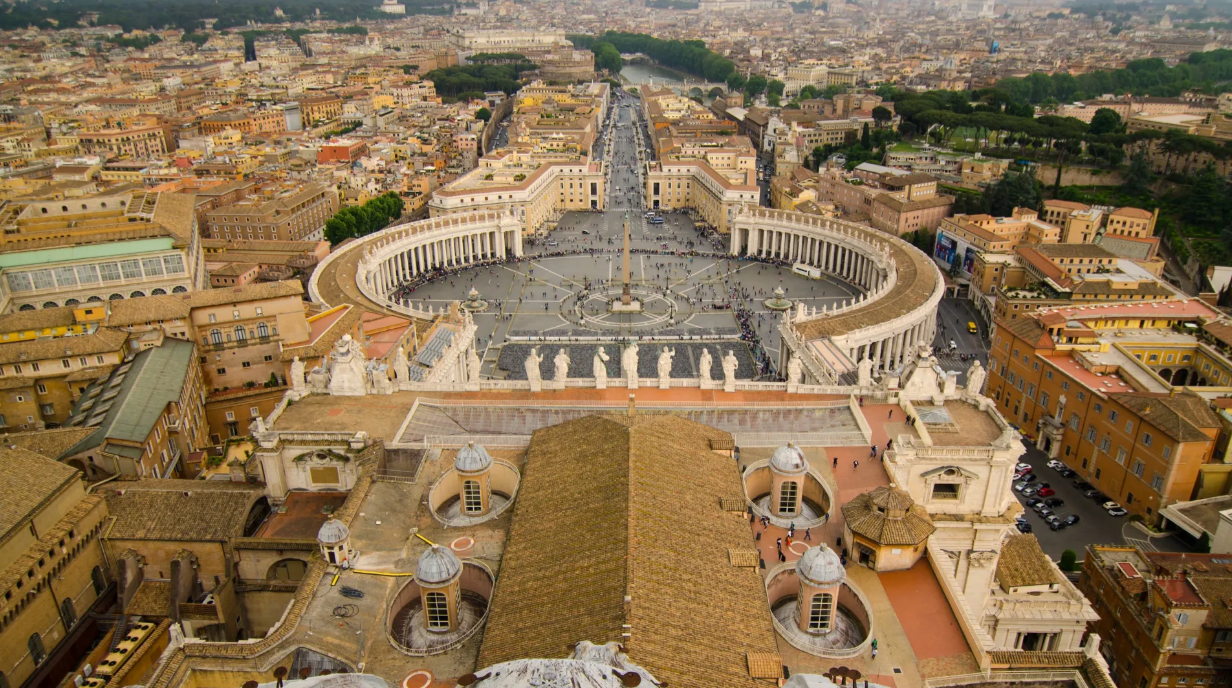 Vaticano aprova diretrizes que permitem que homens gays se tornem padres