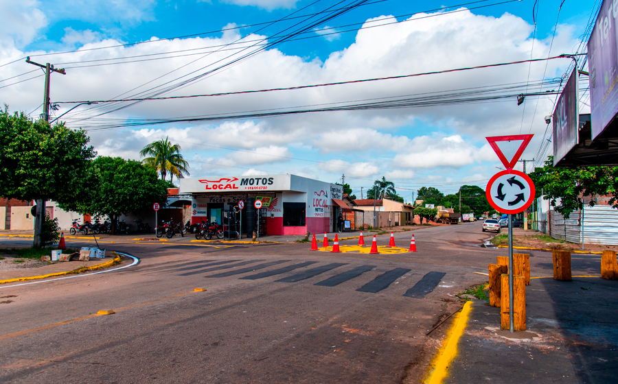 Rondonópolis | Setrat implanta rotatória em via de grande fluxo na Vila Ipiranga