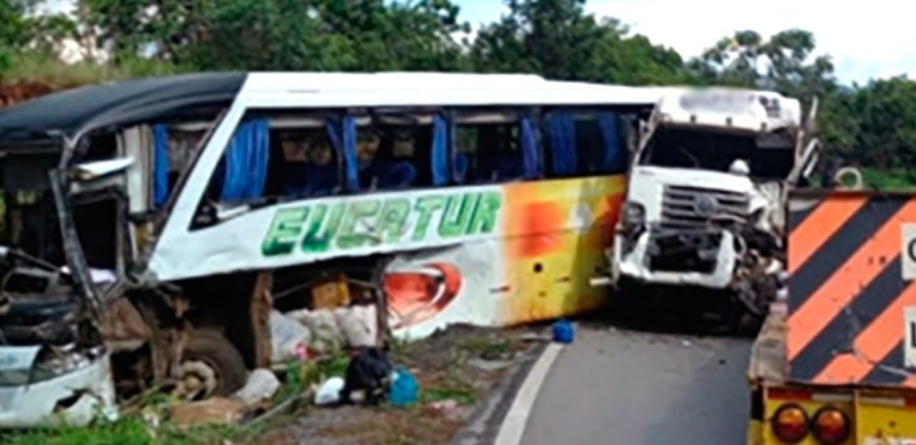 Acidente entre ônibus e caminhão em rodovia de Mato Grosso deixa 14 feridos