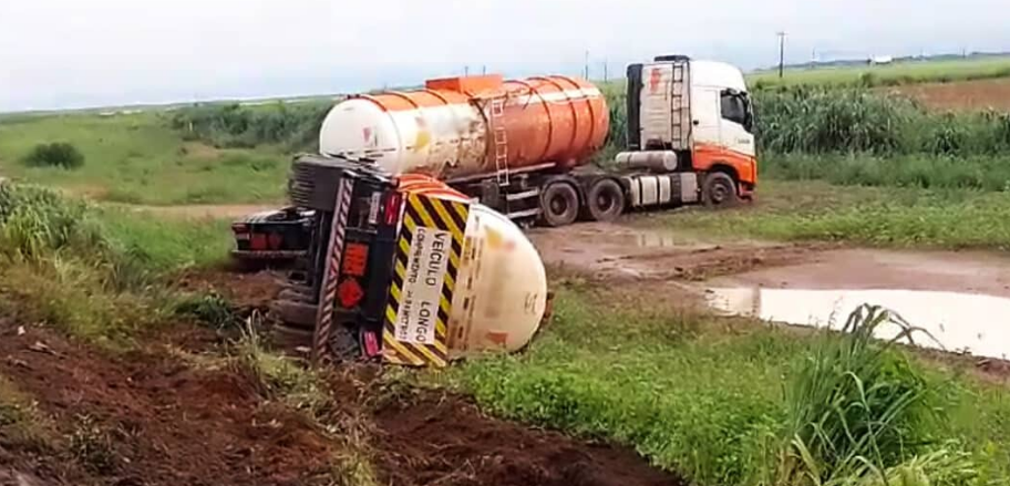 Lucas do Rio Verde | Carreta carregada de combustível sai da pista e vagão tomba na BR-163