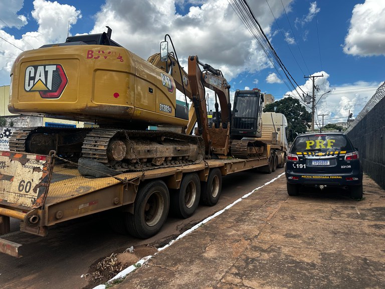 PRF/MT recupera escavadeiras furtadas em Minas Gerais