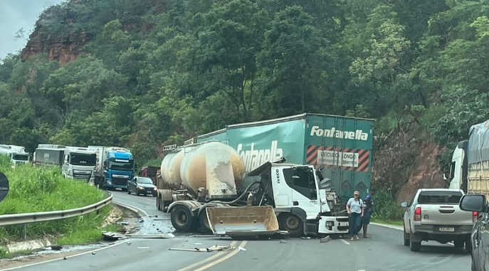 Acidente envolvendo duas carretas deixa um ferido grave na BR-364