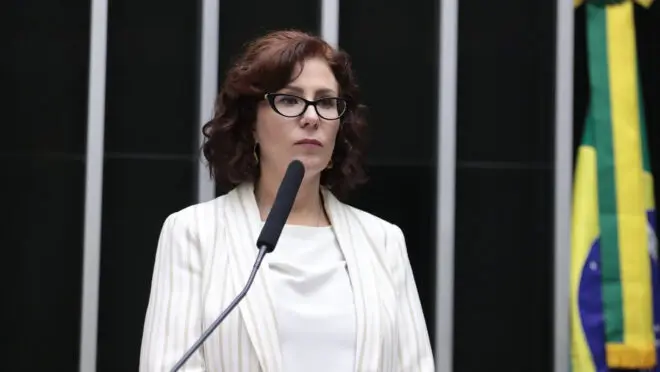 TRE-SP cassa diploma e torna inelegível deputada Carla Zambelli