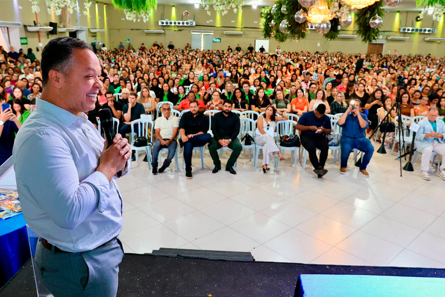 Prefeito anuncia sete carros 0km para professores com melhor desempenho