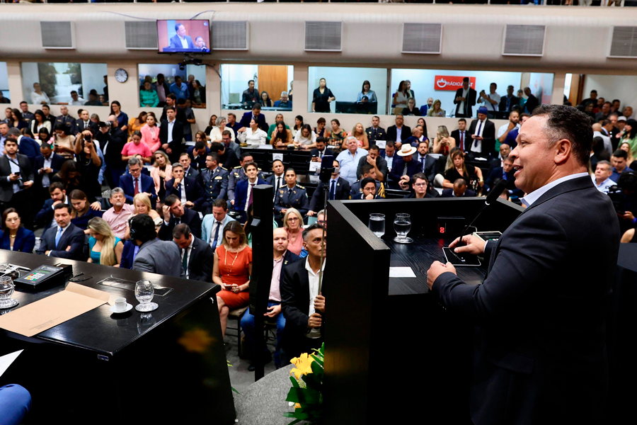 Prefeito discursa na posse da nova Mesa Diretora da Assembleia