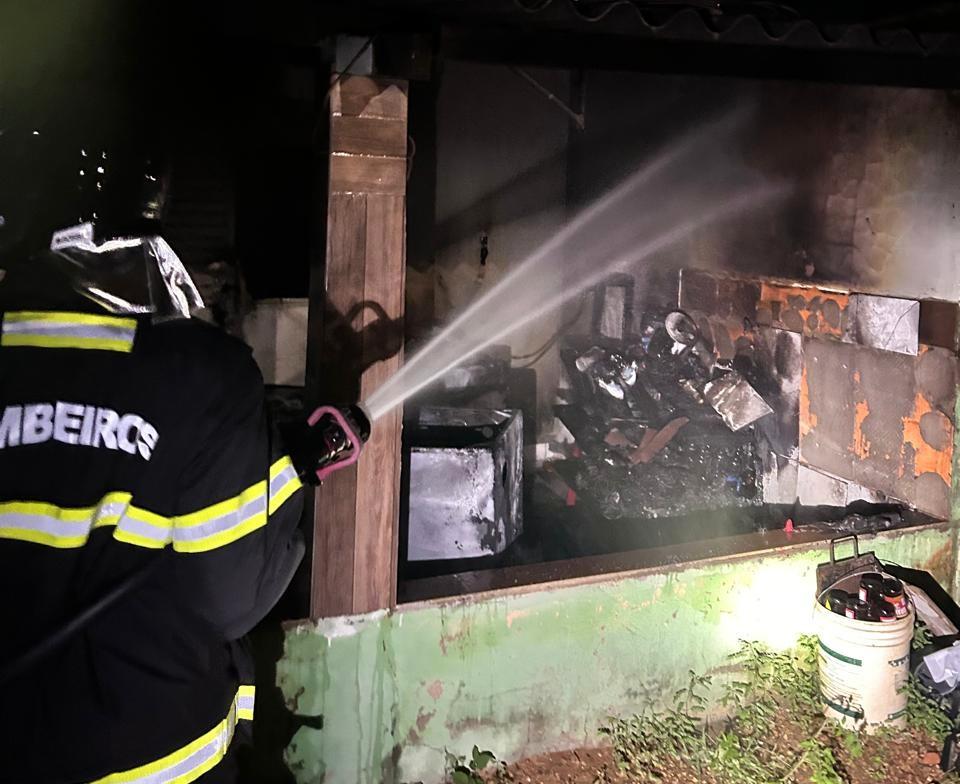 Bombeiros extinguem incêndio em residência em Rondonópolis