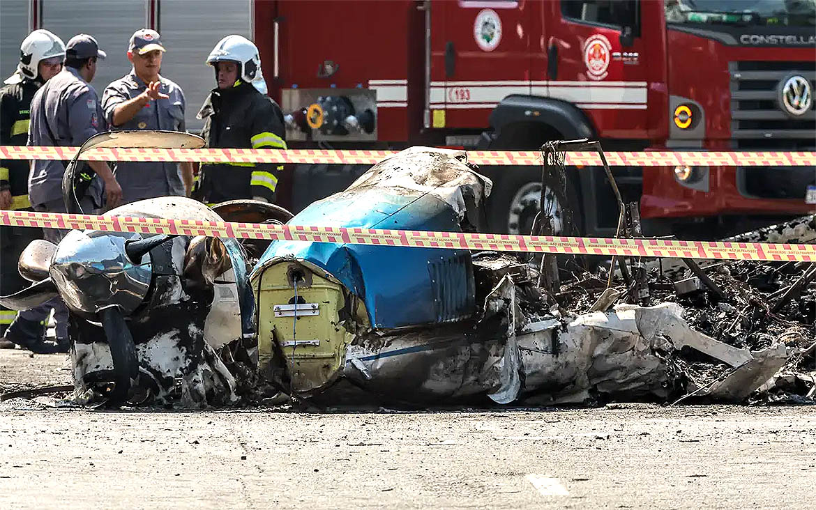 Queda de avião em avenida de São Paulo deixa dois mortos e seis feridos