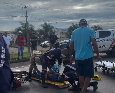 Acidente envolvendo duas motocicletas e uma caminhonete deixa um ferido grave em Rondonópolis