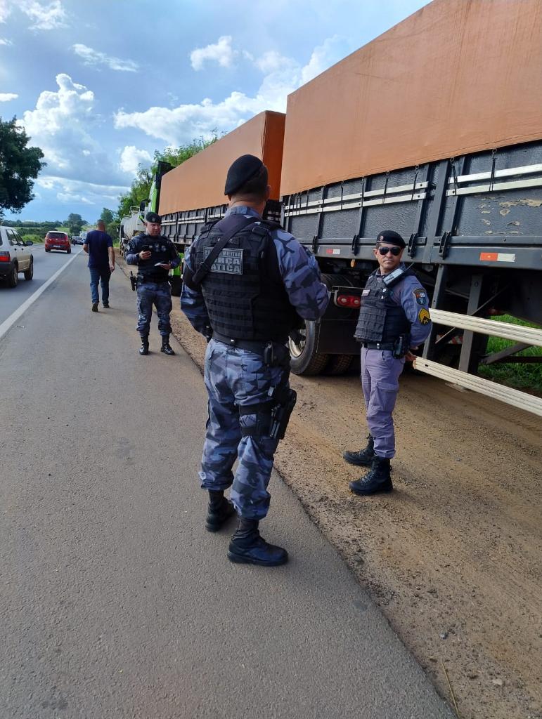 Ação integrada da PM e PRF apreende carga irregular de pneus, caminhões e prende homens por contrabando