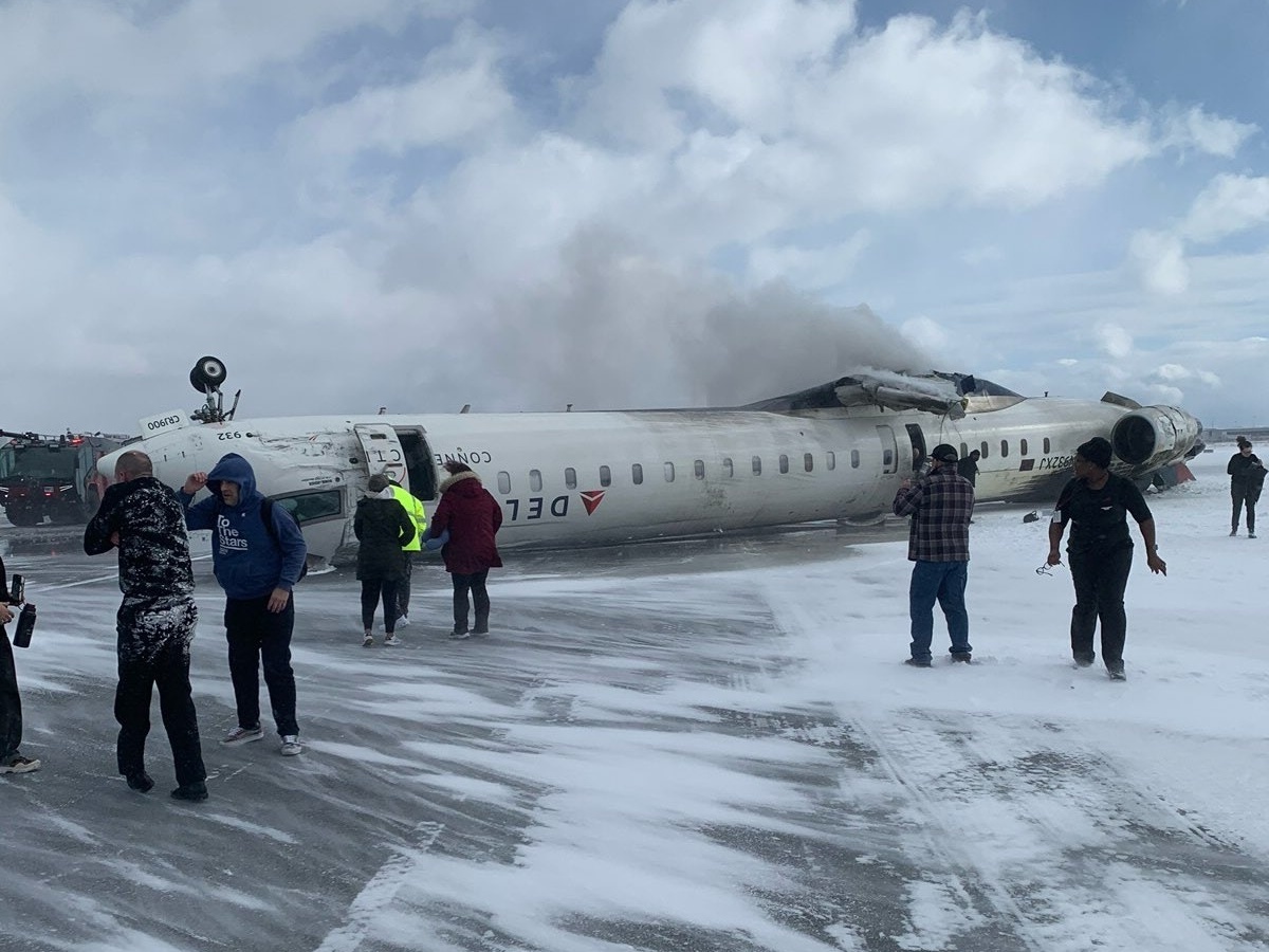 Avião da Delta capota durante pouso em Toronto, deixando feridos