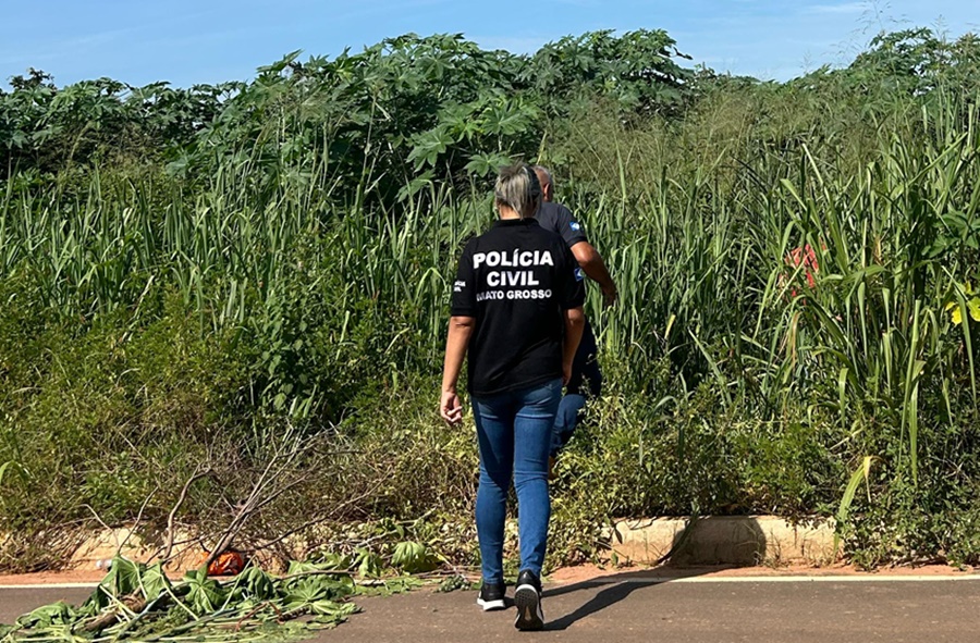 Corpo encontrado em matagal estava com mãos amarradas e tinha cadeado dentro da boca