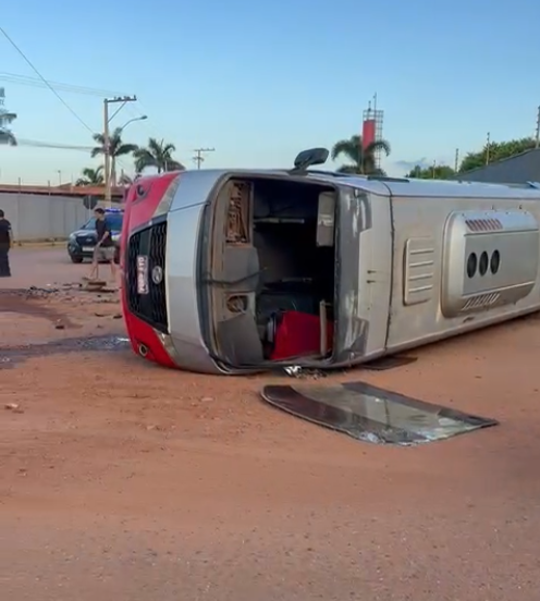 Rondonópolis | Colisão entre Fiat Toro e micro-ônibus causa capotamento