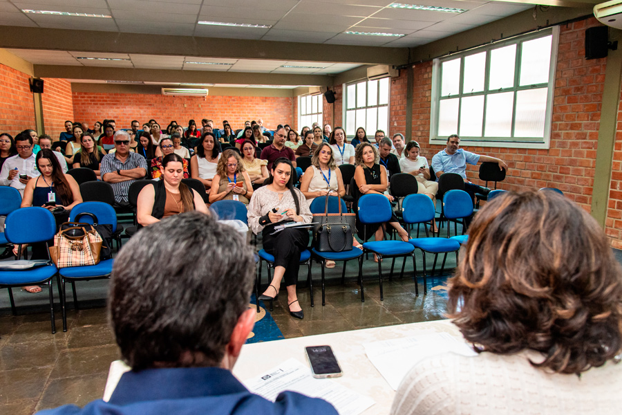 Secretária de Saúde participa de reunião com outros 18 municípios