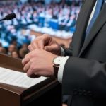 deputado-de-esquerda-e-flagrado-tirando-relogio-antes-de-criticar-ricos,-veja-video