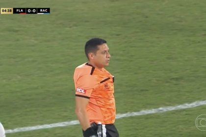 arbitro-de-flamengo-x-racing-viraliza-nas-redes-por-uniforme-inusitado;-veja