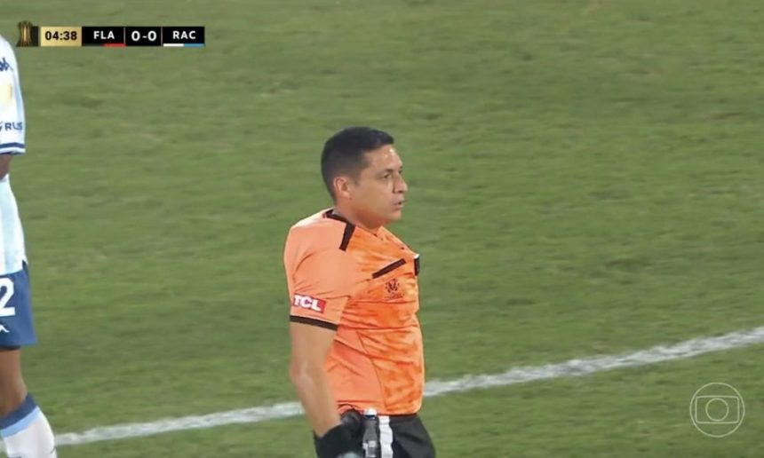 arbitro-de-flamengo-x-racing-viraliza-nas-redes-por-uniforme-inusitado;-veja
