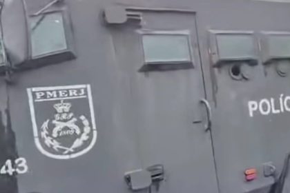 onibus-de-gigante-brasileiro-fica-no-meio-de-tiroteio