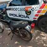Policiais do motopatrulhamento GAP ao lado de motocicleta apreendida em via urbana de Rondonópolis durante operação Tolerância Zero às Facções Criminosas