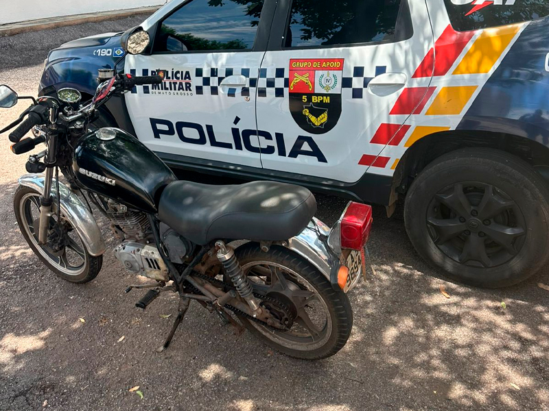 Policiais do motopatrulhamento GAP ao lado de motocicleta apreendida em via urbana de Rondonópolis durante operação Tolerância Zero às Facções Criminosas