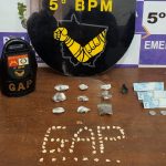 PM prende suspeito que enterrou drogas em terreno baldio no Jardim Ipiranga em Rondonópolis nesta quarta 26/11.