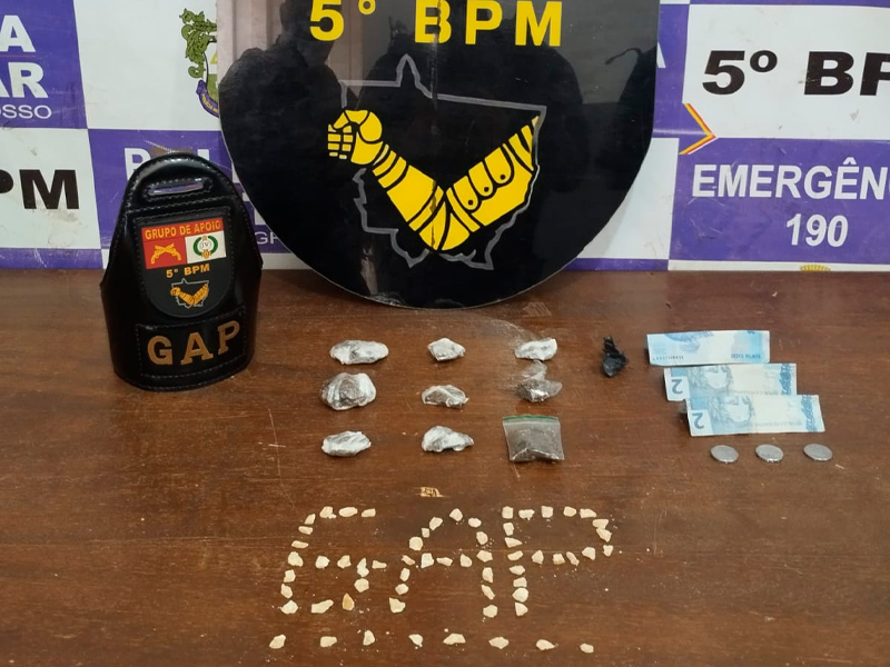 PM prende suspeito que enterrou drogas em terreno baldio no Jardim Ipiranga em Rondonópolis nesta quarta 26/11.