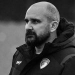 tecnico-morre-apos-passar-mal-durante-jogo-na-servia