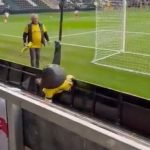 mascote-de-clube-fica-bebado-e-e-expulso-de-estadio-na-europa