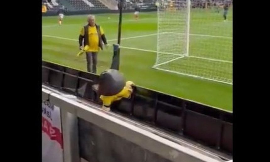 mascote-de-clube-fica-bebado-e-e-expulso-de-estadio-na-europa