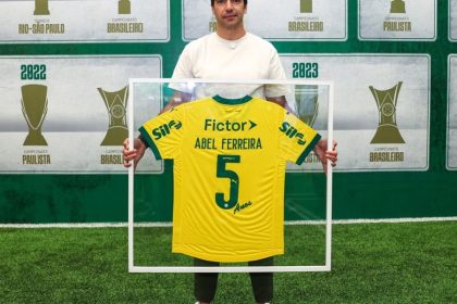 abel-ferreira-completa-cinco-anos-no-comando-do-palmeiras-e-recebe-homenagem