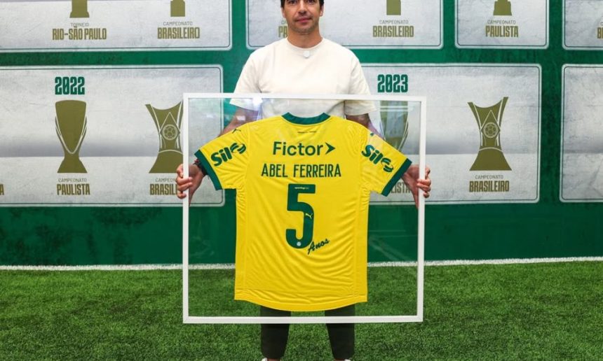 abel-ferreira-completa-cinco-anos-no-comando-do-palmeiras-e-recebe-homenagem