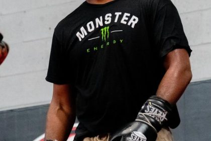 jon-jones-nao-poupa-aspinall-depois-de-polemica-no-ufc-321:-“ele-desistiu”