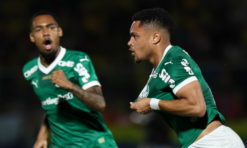 vitor-roque-marca-de-bicicleta-e-comemora-20°-gol-na-temporada 