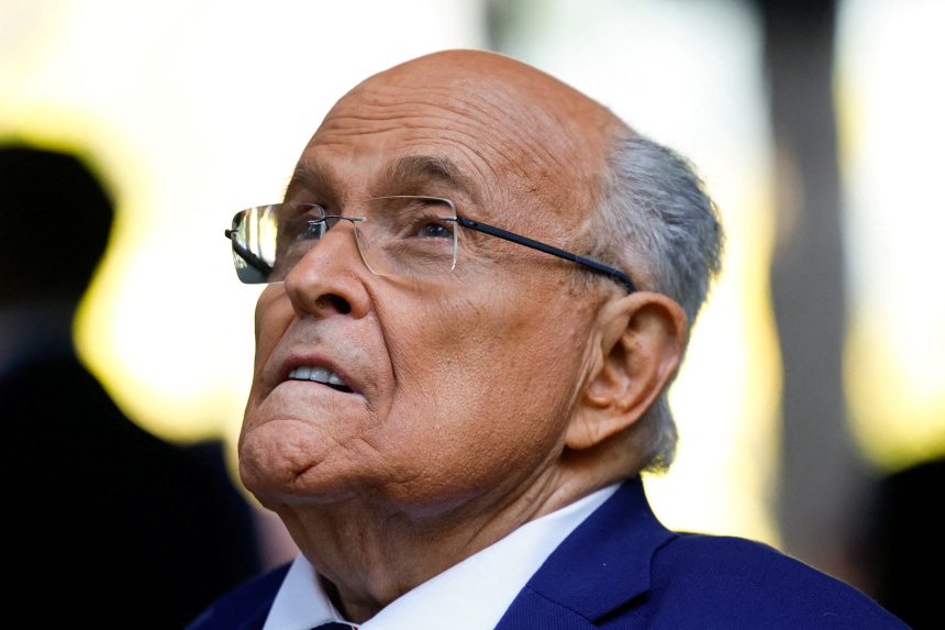 trump-perdoa-giuliani-e-outros-aliados-acusados-de-tentar-anular-sua-derrota-em-2020