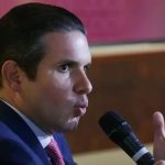 hugo-motta-bate-na-mesa,-eleva-a-voz-e-defende-derrite-em-embate-com-lider-do-pt