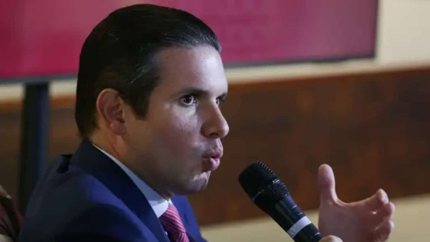 hugo-motta-bate-na-mesa,-eleva-a-voz-e-defende-derrite-em-embate-com-lider-do-pt