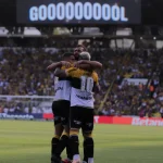 criciuma-vence-botafogo-sp-no-heriberto-hulse-e-fica-proximo-do-acesso