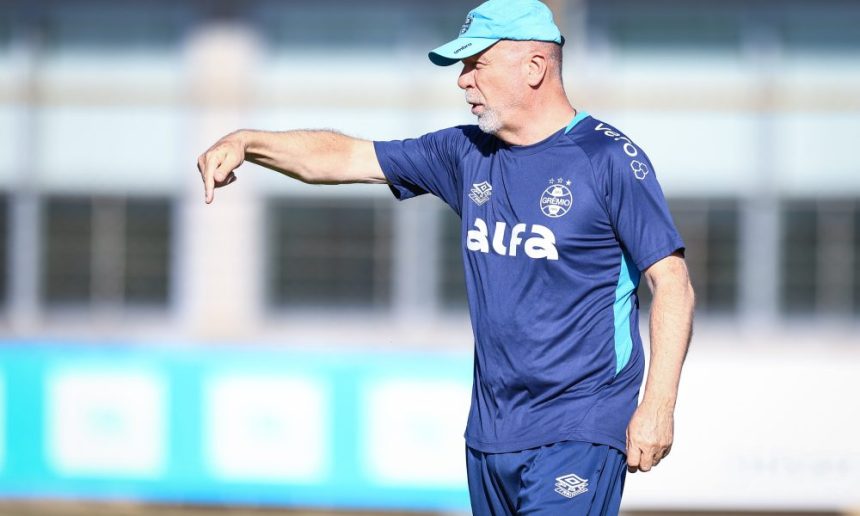 mano-menezes-parabeniza-entrega-dos-jogadores-na-vitoria-sobre-o-vasco
